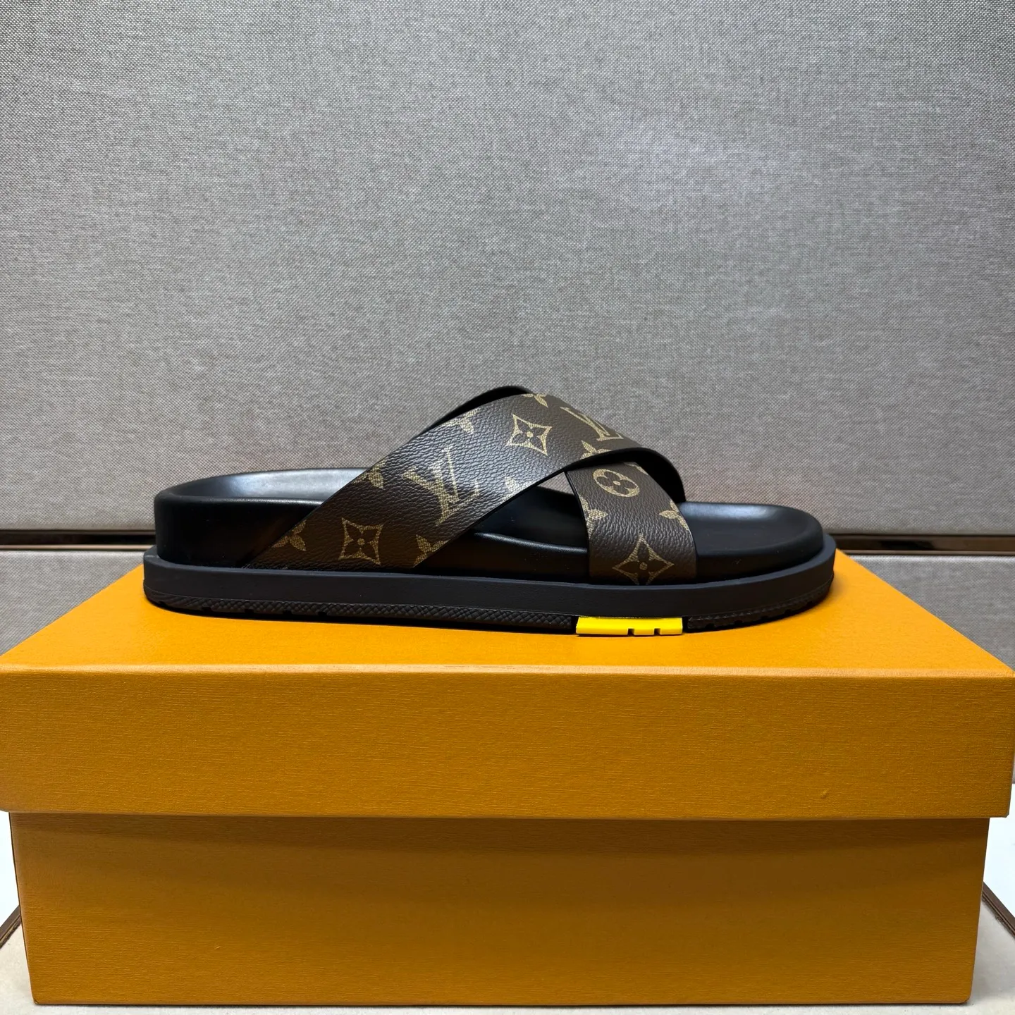 Men's men's shoes 💰pp420 [LV～] Men's casual slippers 2025z cabinet sales simultaneously 🔶Size: 38-44#️⃣ 🔷2 colors🔜The upper is made of multi-material splicing➕Cow leather lining, comfortable and breathable, sole: original comfortable, wear-resistant and non-slip outsole, ⚠️Real shot📱Photographed🎬The real thing is better📢📢📢